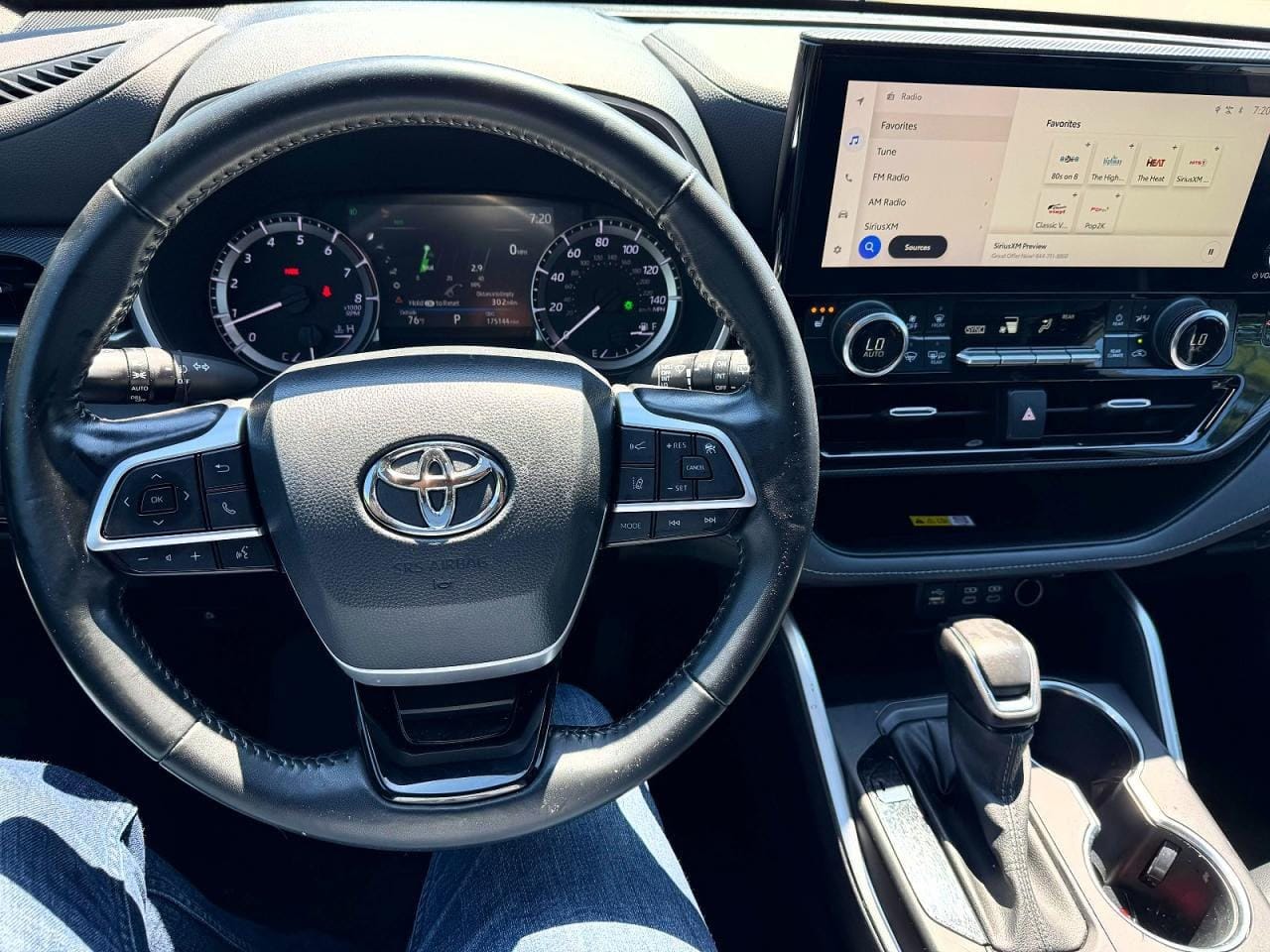 2023 Toyota Highlander XSE AWD dashboard view